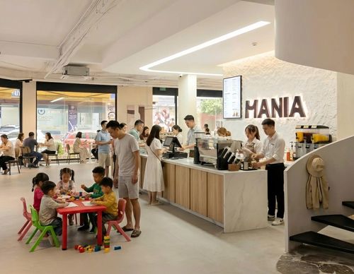 Dịp nghỉ lễ 30/4 - 1/5, nhân viên tại nhiều quán cà phê phải tăng ca liên tục để đáp ứng lượng khách tăng mạnh.