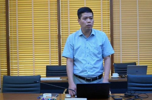 Cán bộ đào tạo của EVNICT trình bày nội dung đào tạo.
