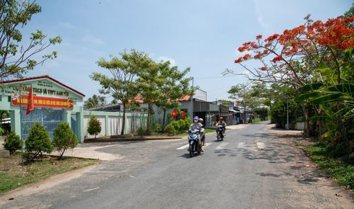 Dọc theo kênh Chống Mỹ là tuyến đường tỉnh 964 khang trang, nhà cửa, trường học được đầu tư xây dựng đồng bộ.