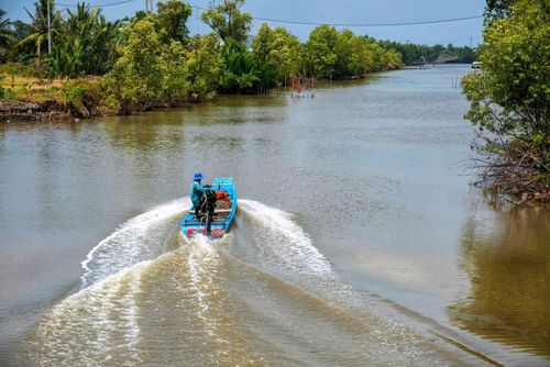 Trên dòng kênh Chống Mỹ, người dân đi lại, mua bán, giao thương nhộn nhịp, nối dài nhịp sống mới.