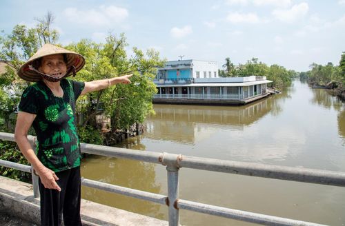 Bà Lê Thị Phải, ngụ ấp Ba Biển, xã Tây Yên chỉ tay về dòng kênh Chống Mỹ, kể lại những đổi thay của quê hương qua năm tháng.