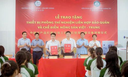 Viện Khoa học nông nghiệp Quảng Tây (Trung Quốc) trao tặng thiết bị Phòng thí nghiệm Liên hợp bảo quản và chế biến nông sản Việt - Trung cho Trường Đại học Nông - Lâm Bắc Giang.