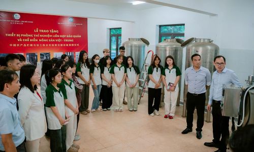 Chuyên gia Viện Khoa học nông nghiệp Quảng Tây (Trung Quốc) truyền đạt kiến thức vận hành Phòng thí nghiệm cho sinh viên của Nhà trường.