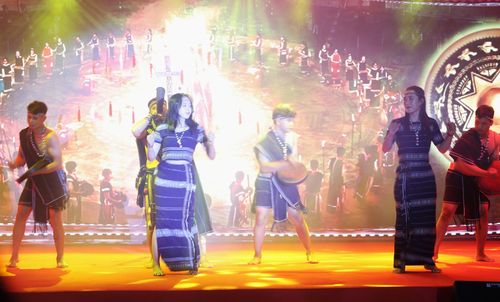 Chương trình nghệ thuật tại lễ khai mạc. Ảnh: NGỌC HÀ