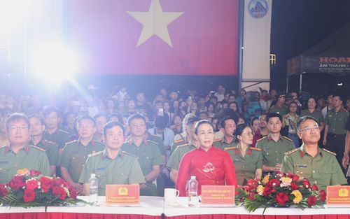Thứ trưởng Bộ Công an Phạm Thế Tùng (bên phải) và Phó Chủ tịch UBND thành phố Nguyễn Thị Anh Thi (thứ 2, bên phải sang) tham dự lễ khai mạc.