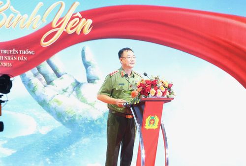 Thứ trưởng Bộ Công an Phạm Thế Tùng phát biểu khai mạc Gala “Tổ quốc bình yên”. Ảnh: NGỌC HÀ
