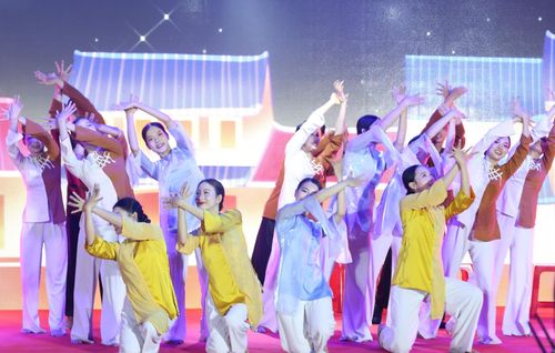 Chương trình nghệ thuật tại lễ khai mạc. Ảnh: NGỌC HÀ