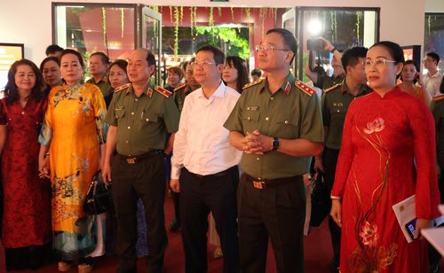Các đại biểu tham quan không gian triển lãm tại Gala Tổ quốc bình yên. Ảnh: NGỌC HÀ