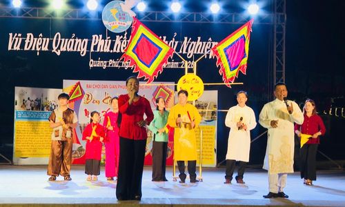 Câu lạc bộ Bài chòi Phú Thạnh biểu diễn tại chương trình “Vũ điệu Quảng Phú – Kết nối khởi nghiệp”. Ảnh: THANH NHẤT