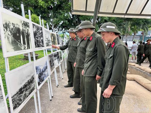 Chiến sĩ tham quan, tìm hiểu những hình ảnh, tư liệu lịch sử về Chiến thắng Điện Biên Phủ tại triển lãm ảnh.