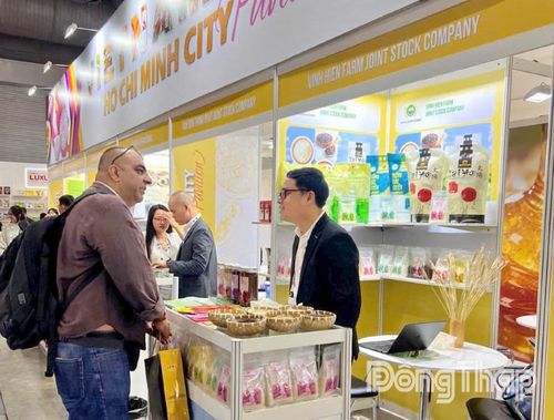 Công ty TNHH Vinh Hiển tham gia Hội chợ triển lãm Food &amp; Hospitality Asia 2026 tại Singapore Expo để tìm kiếm đối tác nhằm mở rộng thị trường tiêu thụ.