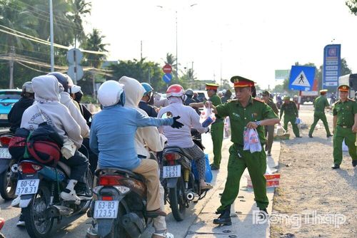 Phòng Cảnh sát quản lý hành chính về trật tự xã hội, Công an tỉnh Đồng Tháp tham gia phát nước cho người dân chiều ngày 29-4.