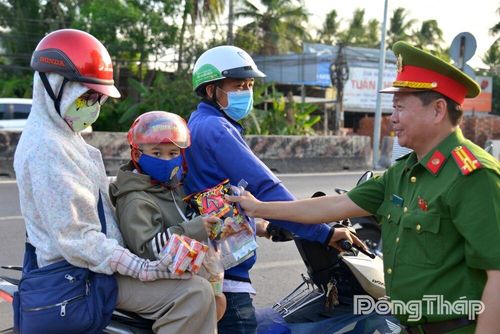 Lực lượng Công an phát nước, sữa, bánh cho người dân.