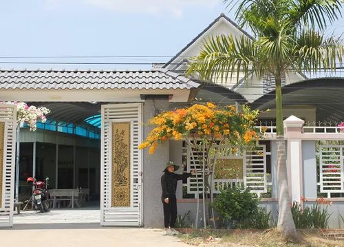  Gia đình chị Nguyễn Thị Liễu (thôn 3, xã Pờ Tó) tiêu thụ nông sản thuận lợi hơn, có điều kiện xây dựng nhà ở khang trang. Ảnh: Nguyên Hương 