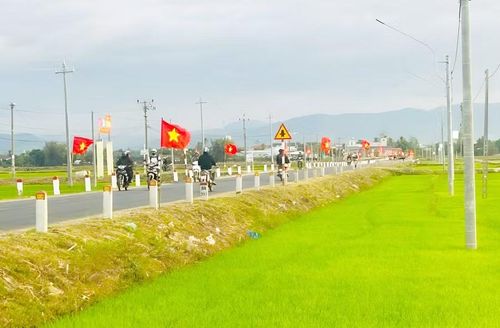  Những cánh đồng lúa xanh tốt dọc tuyến Trường Sơn Đông đoạn qua xã Ia Pa. Ảnh: Nguyên Hương 
