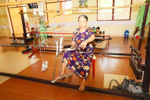 Nghệ nhân Làng dệt Mỹ Nghiệp bên khung cửi, dệt nên những hoa văn thổ cẩm đậm bản sắc Chăm.