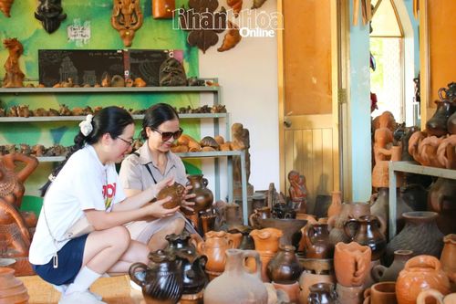 Du khách lựa chọn sản phẩm gốm Bàu Trúc làm quà cho chuyến du lịch.