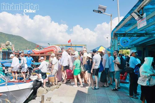 Khách xuống tàu tham quan vịnh Nha Trang.