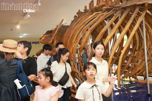 Bảo tàng Hải Dương học cũng thu hút một lượng khách rất đông trong ngày đầu của kỳ nghỉ lễ 30-4 và 1-5.