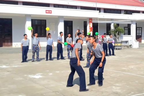 Bộ đội chơi các trò chơi tập thể.