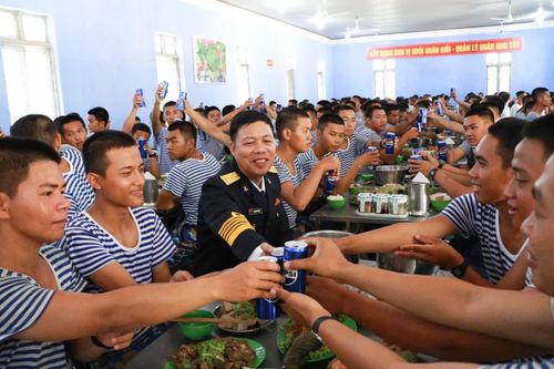 Đại tá Phạm Duy Hướng cùng ăn cơm với chiến sĩ Tiểu đoàn 865.