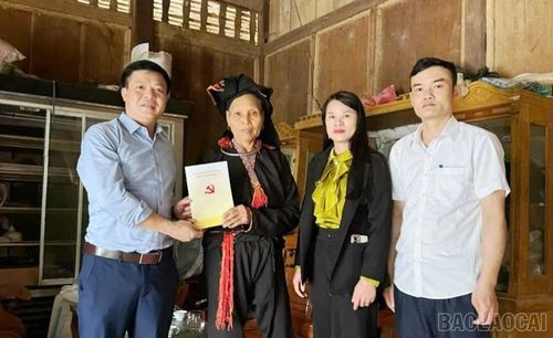 Lãnh đạo xã Mỏ Vàng tặng quà cho các gia đình chính sách