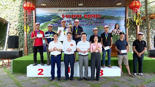 Ban tổ chức trao giải nội dung đua thuyền đôi nam.