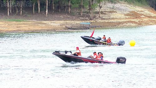 Hoạt động biểu diễn xuồng máy và trình diễn cứu nạn trên hồ.