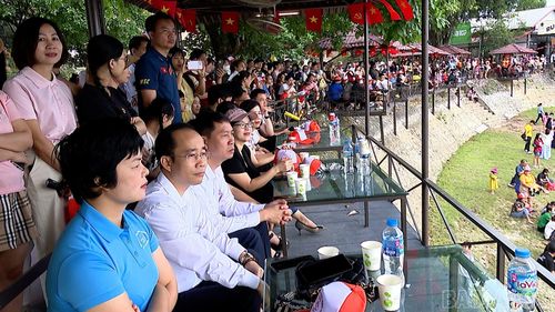Người dân và du khách tới tham quan, cổ vũ giải đua thuyền.