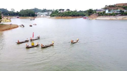 Thuyền nan gắn liền với đời sống của người dân vùng hồ Thác Bà.