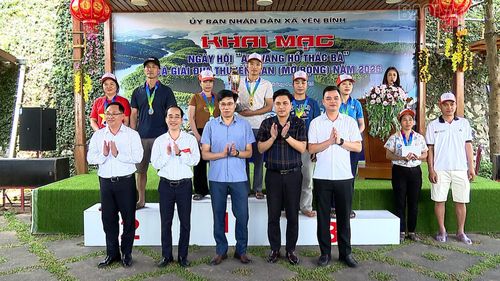 Các đồng chí lãnh đạo các xã vùng ven hồ Thác Bà trao giải nội dung đua thuyền đôi nam nữ.
