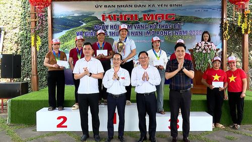Trao giải nội dung đua thuyền đôi nữ.