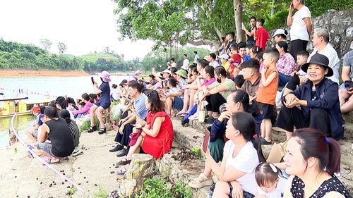 Người dân tới cổ vũ, động viên giải đua.