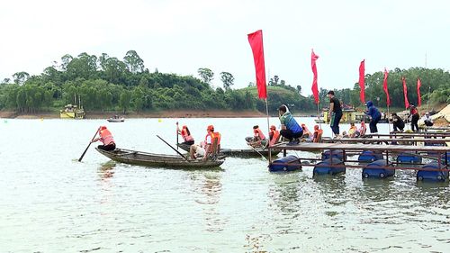 Đua thuyền nan trên hồ Thác Bà.