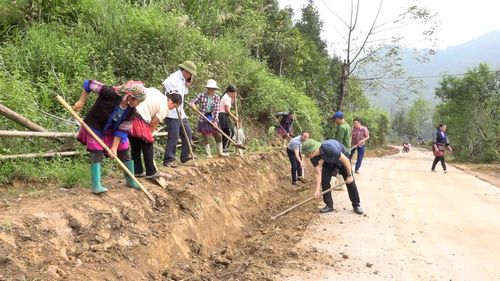 Người dân xã Phong Dụ Thượng tham gia vệ sinh tuyến đường giao thông nông thôn.