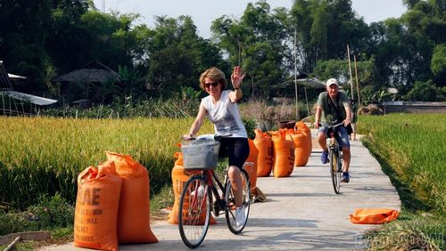 Du khách trải nghiệm thực tế văn hóa vùng Mường Lò.