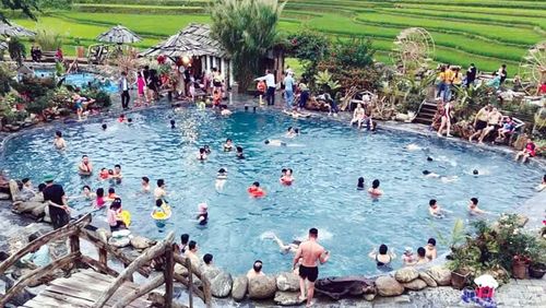 Du khách ngâm mình trong làn nước nóng lộ thiên.