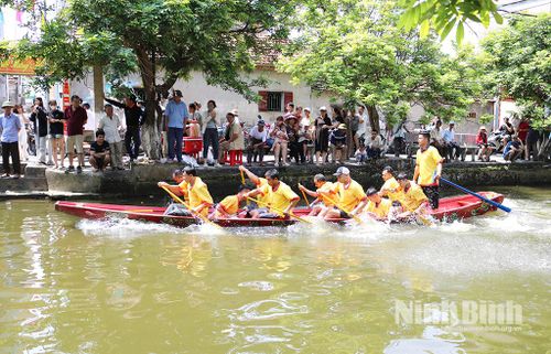 Thi đấu bơi chải nam trong lễ hội.