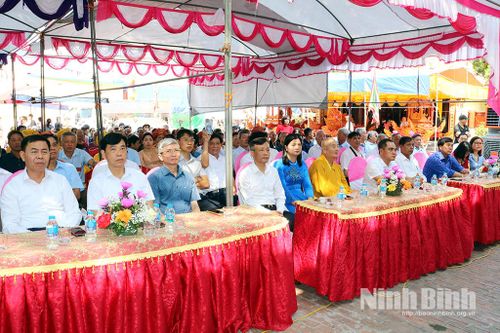 Các đại biểu dự khai mạc lễ hội.