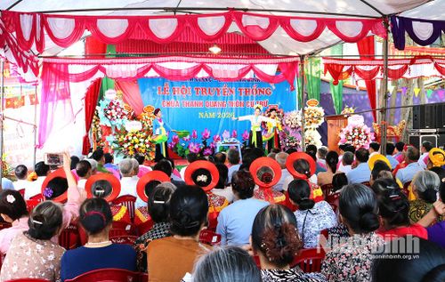Đông đảo người dân đến dự chương trình khai mạc lễ hội.