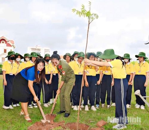 Đoàn thanh niên Trường THPT Giao Thủy tổ chức Tết trồng cây "Đời đời nhớ ơn Bác Hồ" năm 2026.