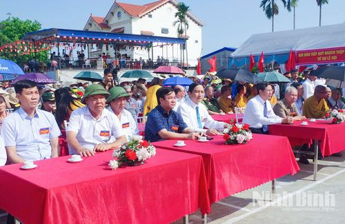 Các đại biểu dự khai mạc lễ hội.