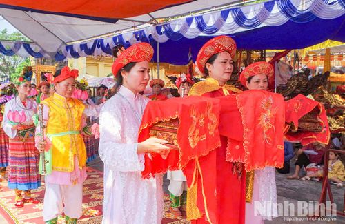 Thực hiện nghi thức dâng lễ vật tại lễ khai hội.
