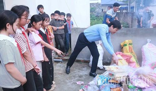 Chính quyền xã Lai Đồng tiến hành tiêu hủy thực phẩm không rõ nguồn gốc, xuất xứ trước sự chứng kiến của học sinh.