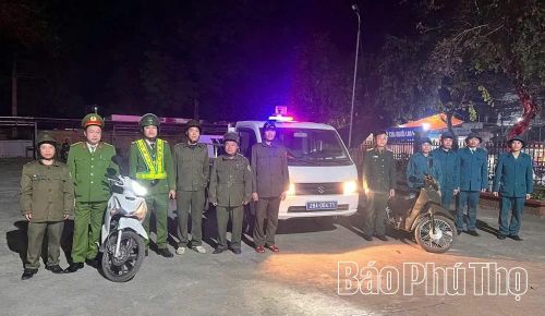 Công an xã Dũng Tiến phối hợp các lực lượng tuần tra đêm tại các địa bàn giáp ranh.