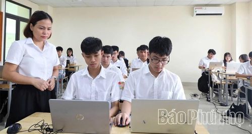 Cô giáo Nguyễn Thị Hồng Thái - Trường THPT Chuyên Hùng Vương, phường Việt Trì tận tình hướng dẫn học sinh trong giờ Tin học.