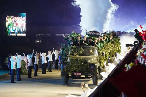 Một tiết mục biểu diễn trong chương trình “Bản hùng ca trên sông” - Ảnh: Xuân Phú