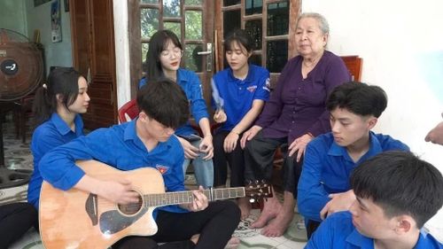 Đoàn viên, thanh niên Trường THPT Lương Thế Vinh quây quần bên mẹ Hồ Thị Đức - Ảnh: Nh.V