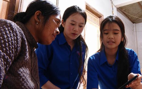 Đoàn viên, thanh niên về bản trực tiếp hướng dẫn người dân đăng ký thủ tục hành chính trên điện thoại thông minh - Ảnh: N.B