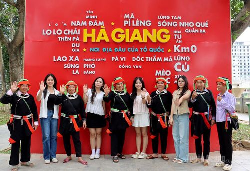 Du khách chụp ảnh cùng đồng bào dân tộc Dao Tuyên Quang.